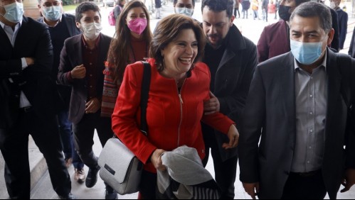 Con abrazos fue recibida la ministra Ana Lya Uriarte por parlamentarios de oposición y oficialistas en el Congreso