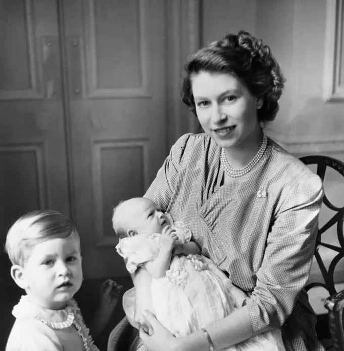 La entonces princesa Isabel con la princesa Ana y el príncipe Carlos