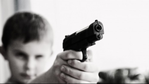 Niño jugaba con un arma y le disparó a un bebé de 5 meses: Niñera fue detenida por 'negligencia infantil'