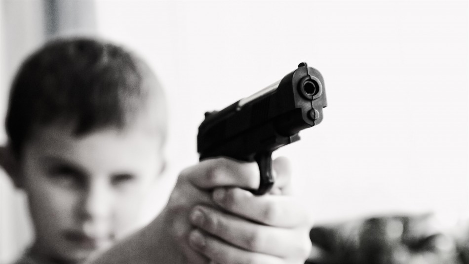 Niño jugaba con un arma y le disparó a un bebé de 5 meses: Niñera fue detenida por 