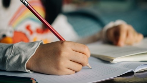 Denuncian que menor de 8 años fue amarrado de pies y manos a su pupitre en escuela de Coronel