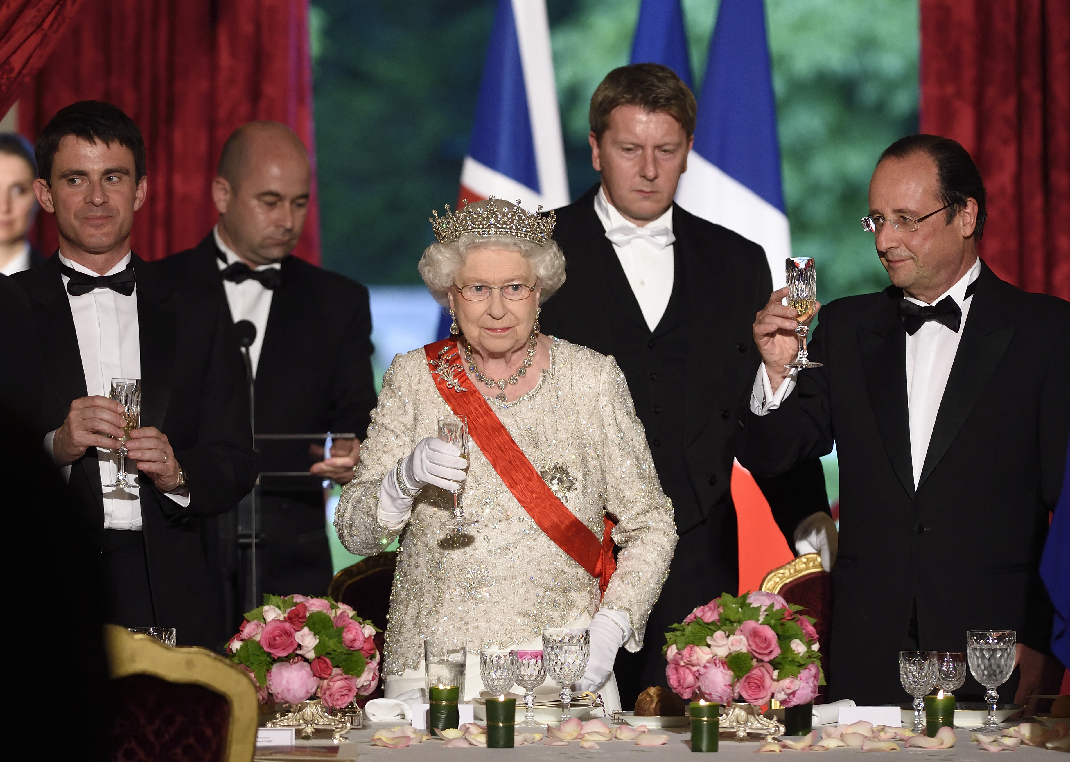 Reina Isabel II en una cena con altas autoridades