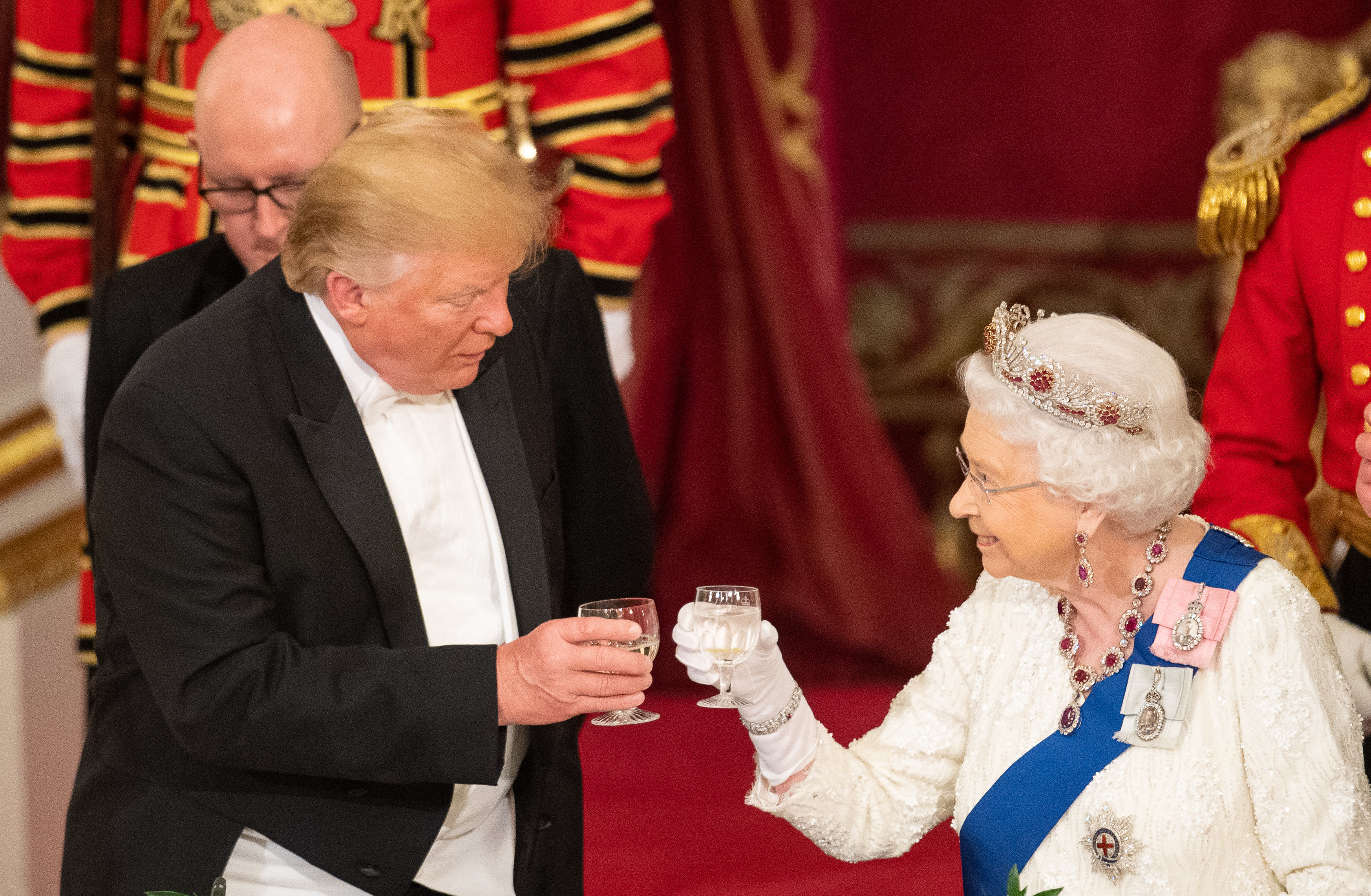 Reina Isabel II brindando junto a Donald Trump
