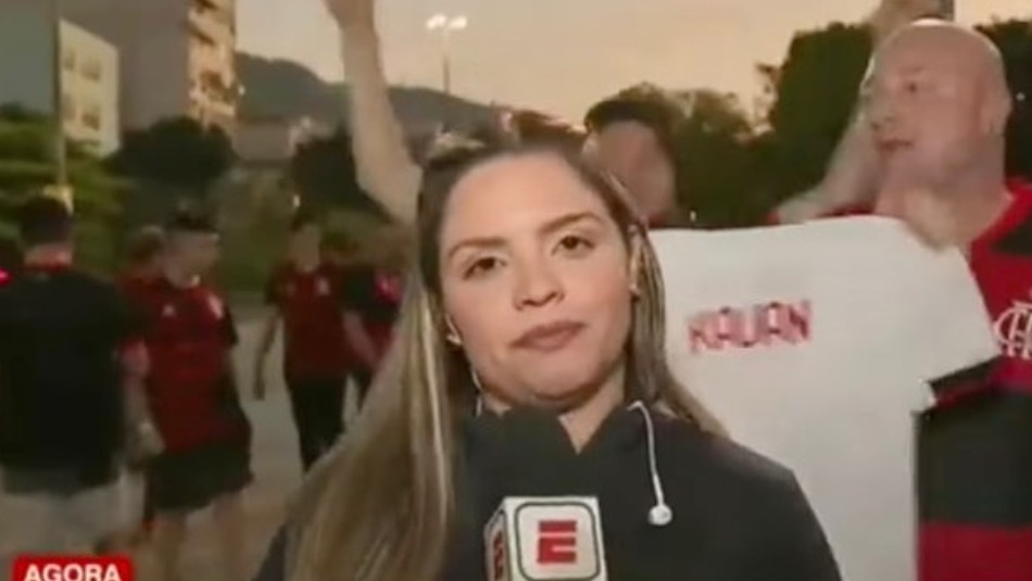 Captan el momento exacto en que periodista es acosada sexualmente por un hincha Captan el momento exacto en que periodista es acosada sexualmente por un hincha