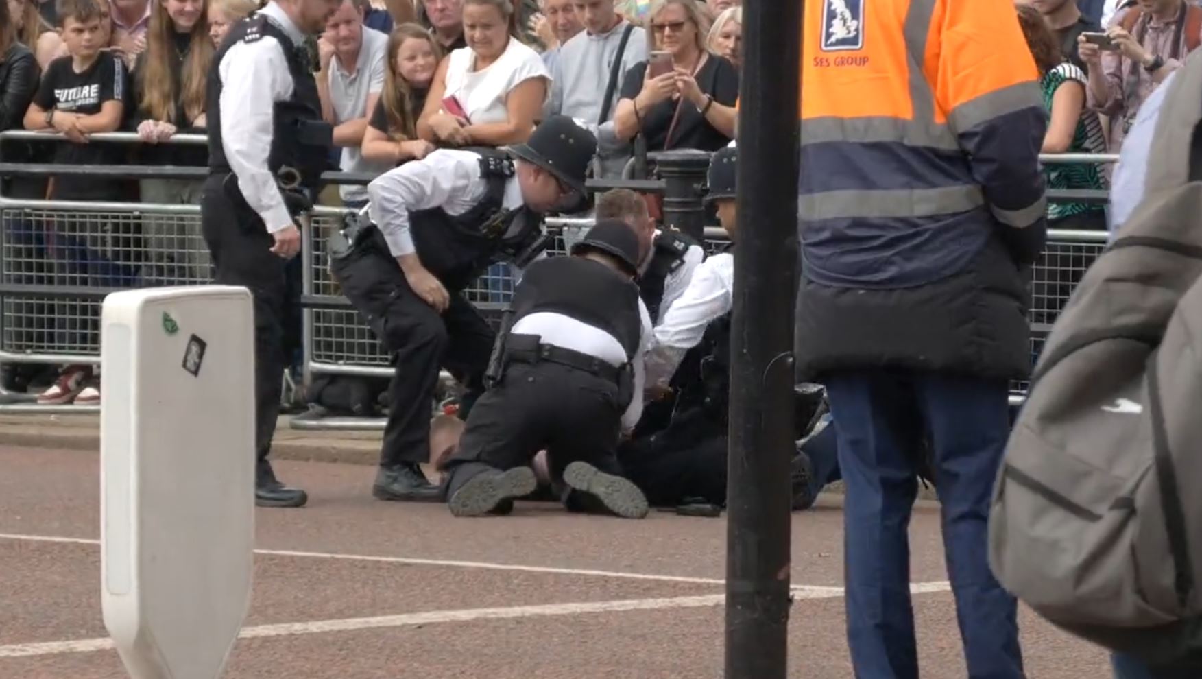 Hombre que vulneró la seguridad del Palacio de Buckingham siendo tacleado