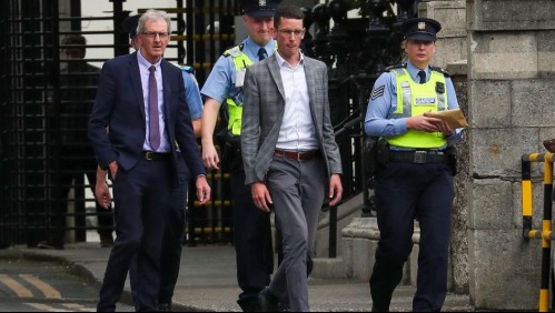 Suspenden a un profesor y lo encarcelan por desacato: Por no decirle 'elle' a un estudiante transgénero