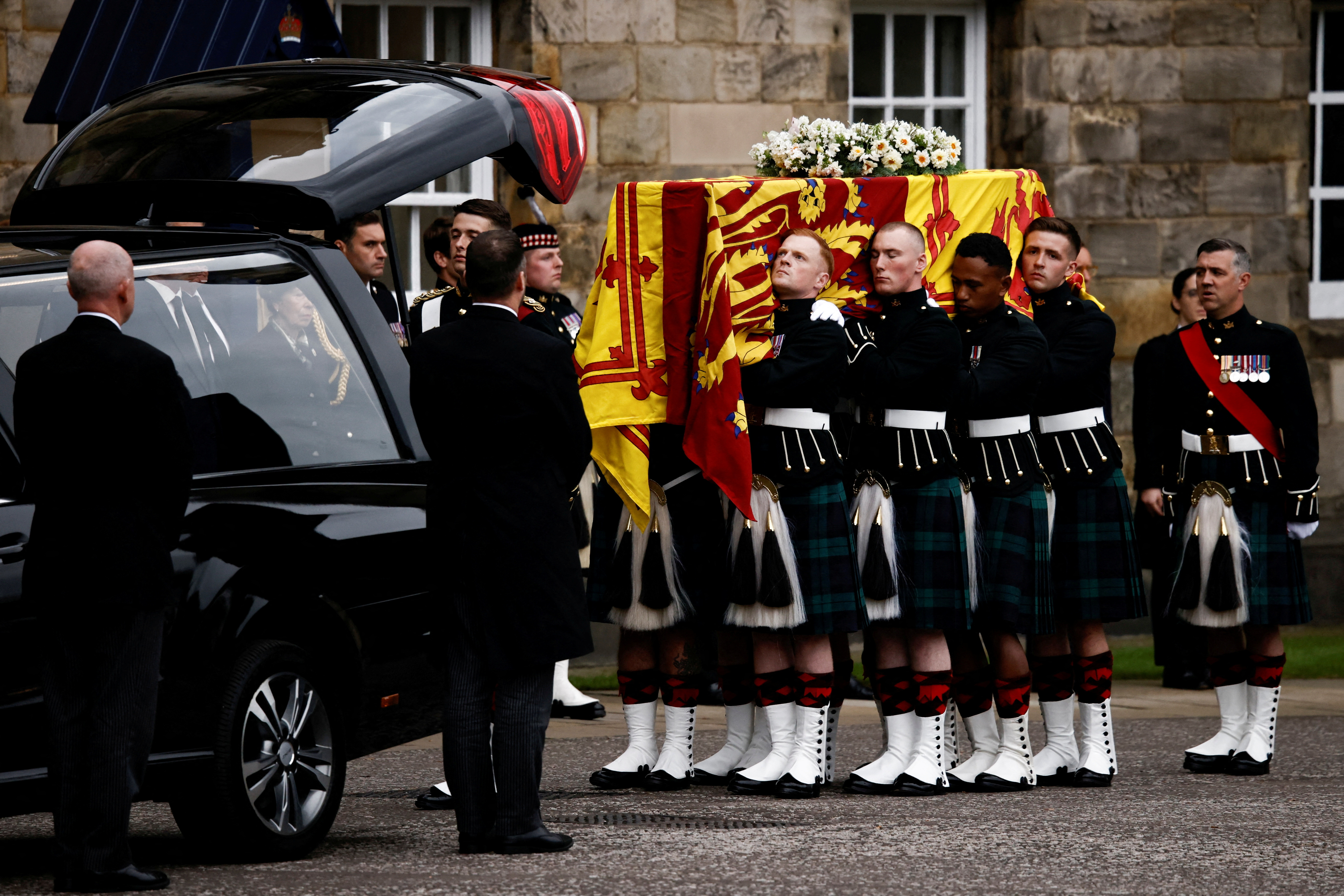 Féretro reina Isabel II siendo trasladado al Holyroodhouse