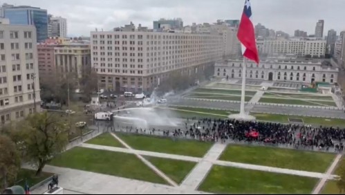 Se registran incidentes frente a La Moneda en nueva conmemoración del 11 de septiembre: Metro cierra estaciones