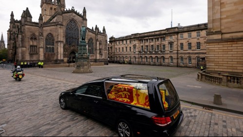 Féretro de la reina Isabel II llega al Palacio de Holyroodhouse en Edimburgo tras seis horas de viaje