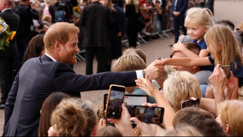 Conversó con niños y acarició un bebé: La tierna actitud de Harry durante homenajes a Isabel II