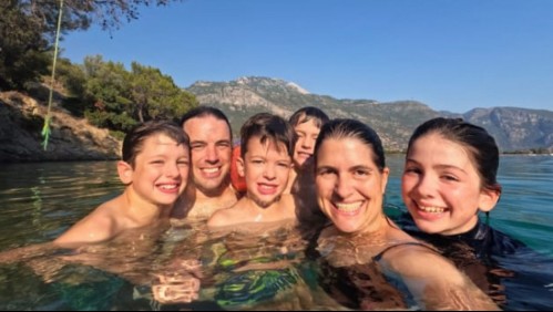 Pareja recorre el mundo con sus hijos antes que ellos pierdan la vista por una enfermedad incurable