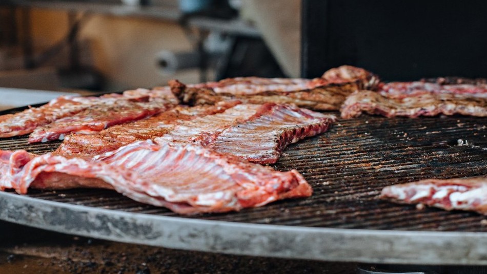 El cerdo como protagonista: Descubre el paso que debe estar presente a la hora de asar un costillar a la parrilla