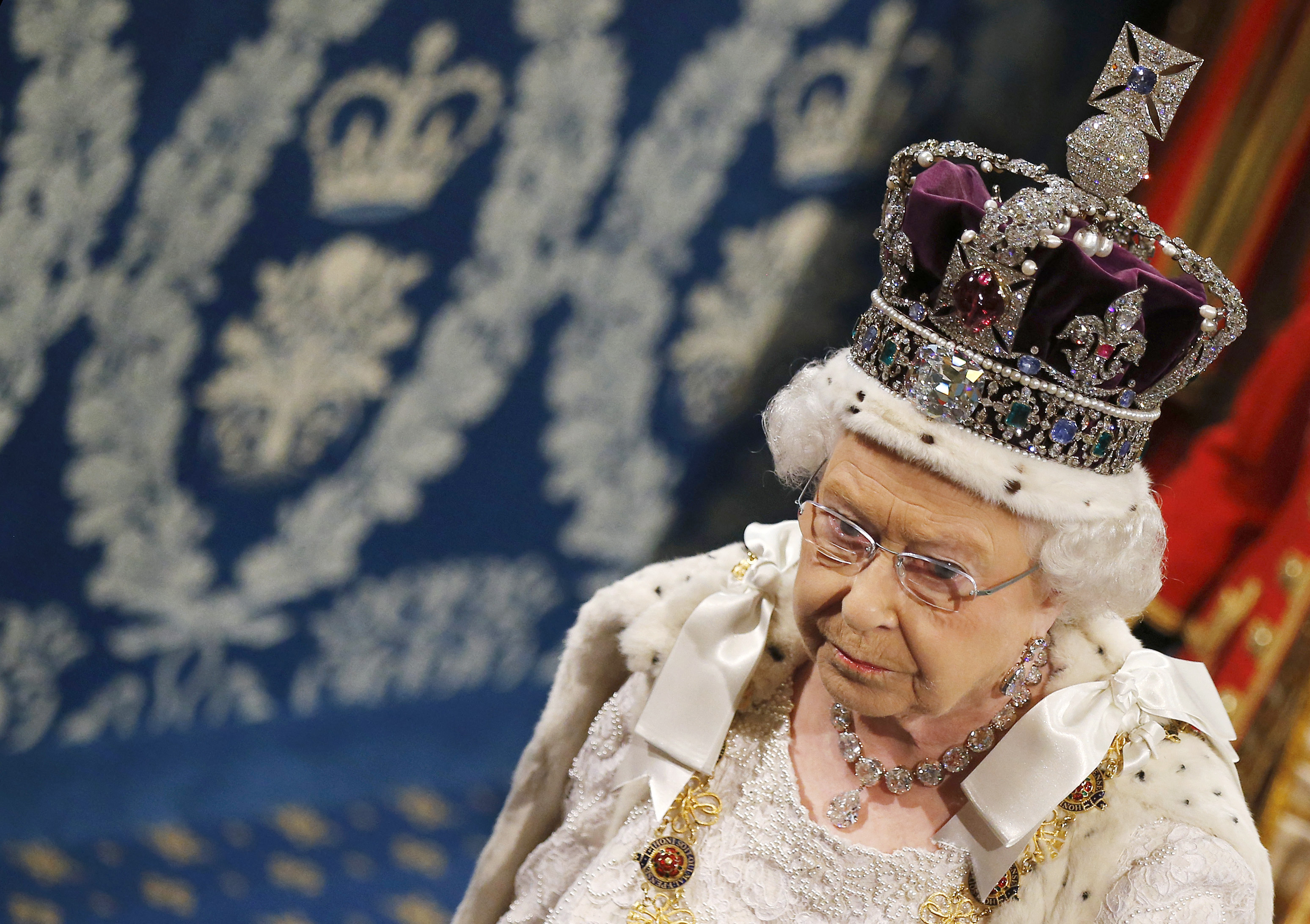 Reina Isabel luciendo la corona con el Koh-i-noor en 2016