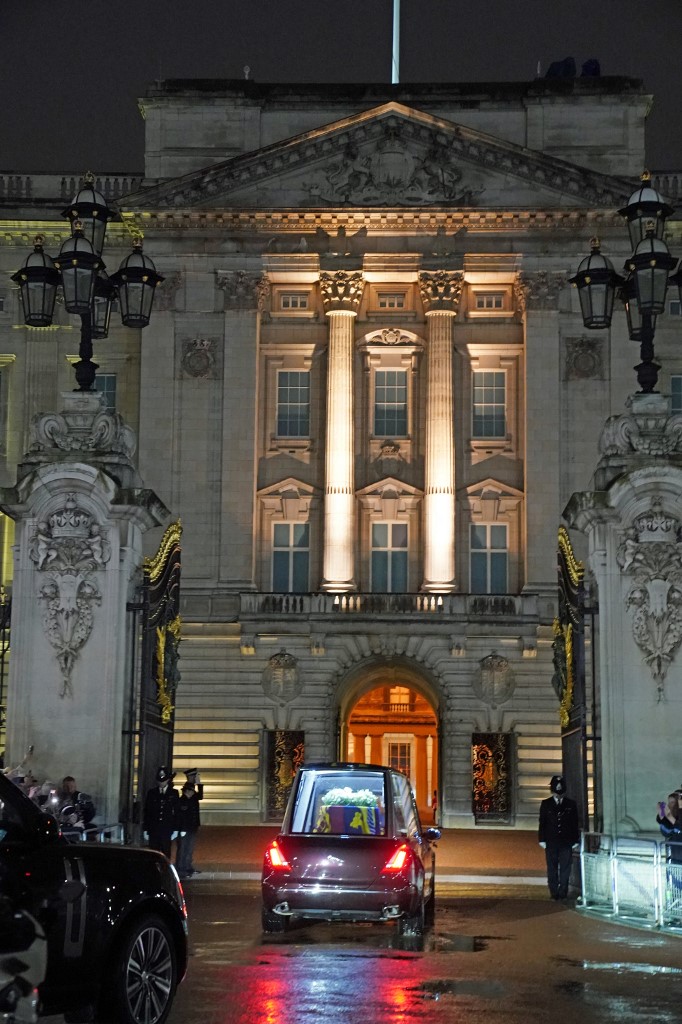 Cadáver de la reina entrando a Buckingham