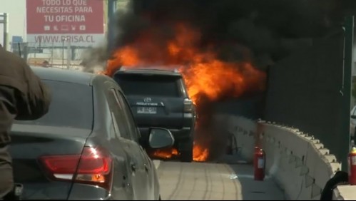 Vehículo de la PDI se incendió en la Costanera Norte mientras iba en apoyo a procedimiento policial