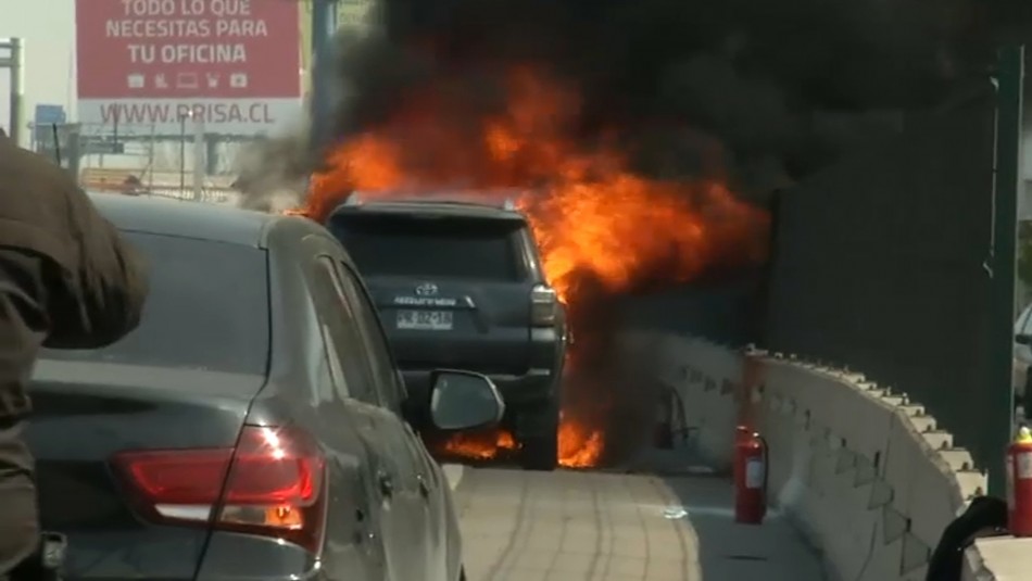 Vehículo de la PDI se incendió en la Costanera Norte mientras iba en apoyo a procedimiento policial