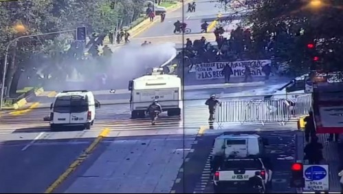 Manifestaciones en el Centro de Santiago generan cortes de tránsito en la Alameda