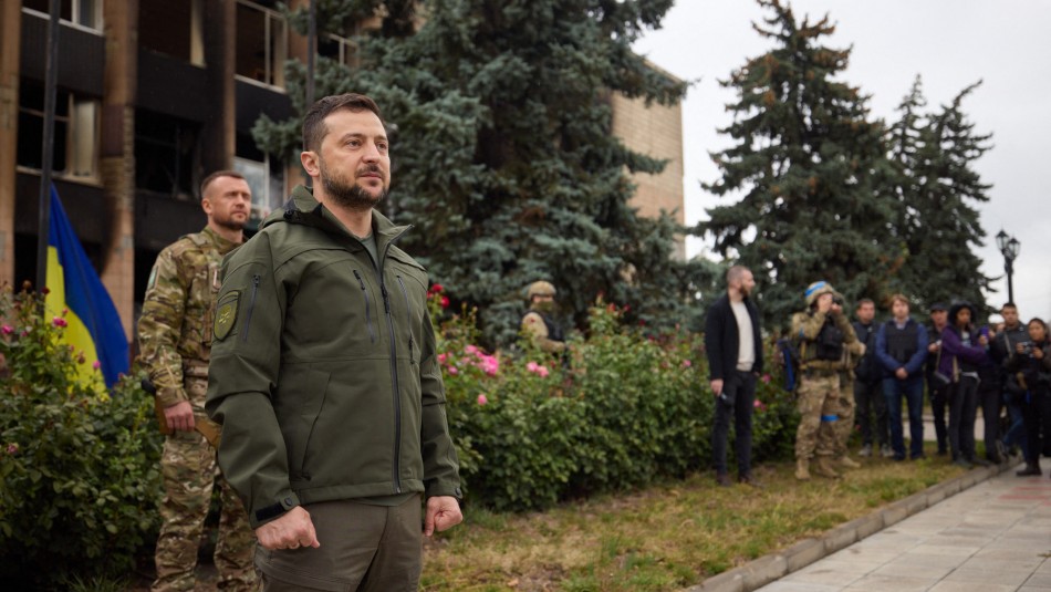 Presidente Zelenski visita Izium, ciudad ucraniana reconquistada a los rusos, tras ofensiva relámpago