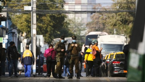 'Los arrinconaron y no los dejaban moverse': Así fue el ataque de ambulantes a Carabineros en Estación Central