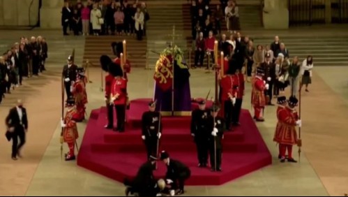 Guardia real sufre descompensación y se desmaya mientras custodiaba féretro de la reina Isabel