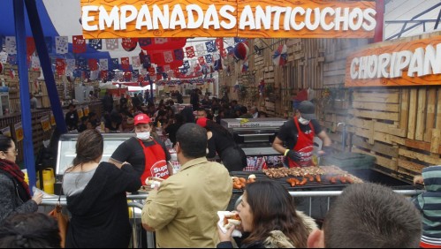 Fiestas Patrias: Revisa los precios de las empanadas y los terremotos de las fondas en Santiago
