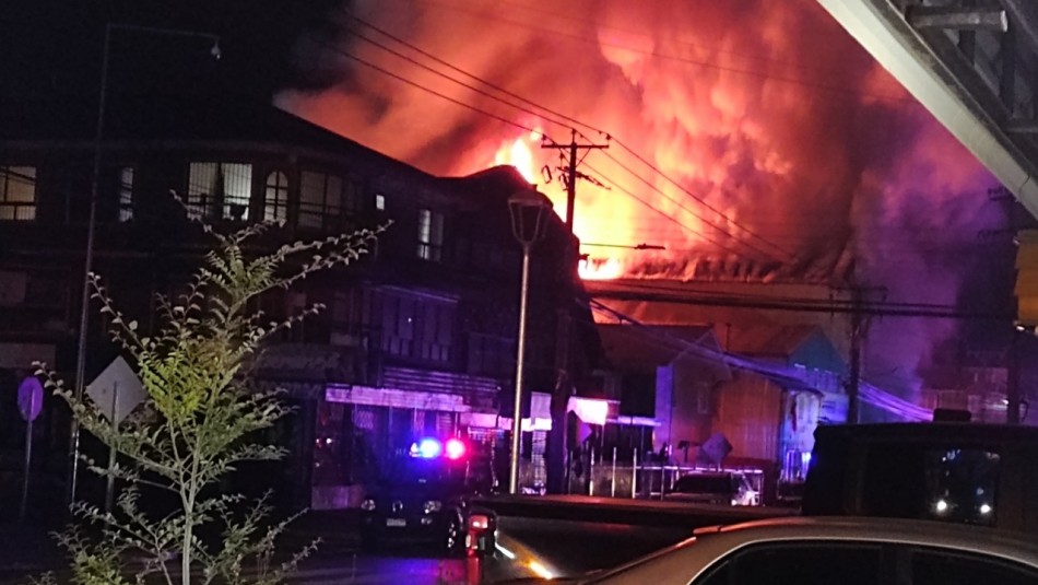 Voraz incendio consume local comercial en el centro de Castro