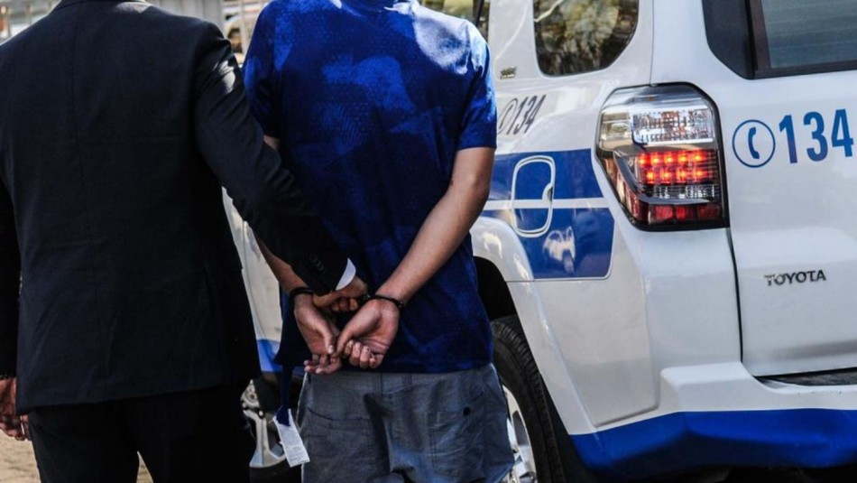 Sujeto fue herido a bala por funcionarios de la PDI tras amenazarlos con arma de fuego: Hay cuatro detenidos Sujeto fue herido a bala por funcionarios de la PDI tras amenazarlos con arma de fuego: Hay cuatro detenidos