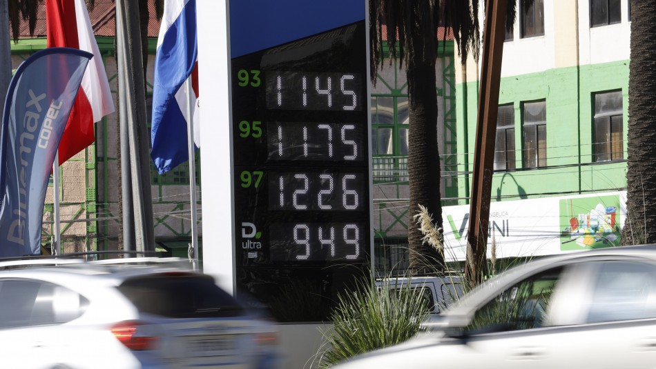 Hasta 6 pesos extra por litro de bencina: ADICO denuncia presunto cobro excesivo de Transbank Hasta 6 pesos extra por litro de bencina: ADICO denuncia presunto cobro excesivo de Transbank