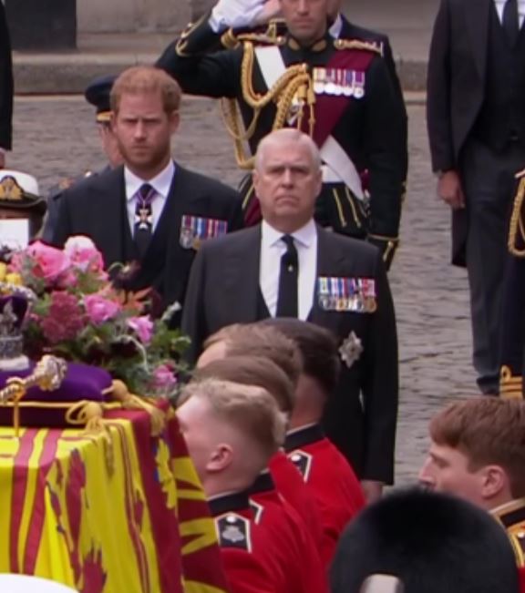 Príncipe Harry y Andrés sin sus uniformes militares no pudieron saludar al ataúd de la reina
