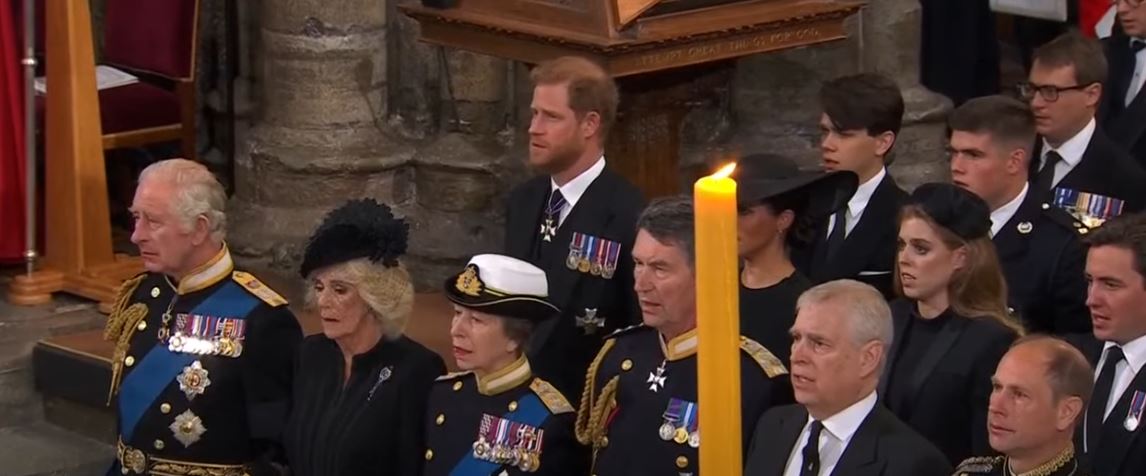 Asistentes cantan el himno nacional durante el funeral de la reina Isabel II