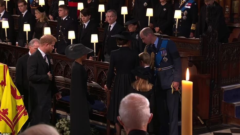 William indicando los asientos en el funeral de la reina Isabel II