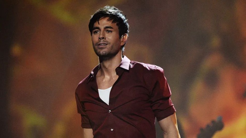 El polémico beso de Enrique Iglesias con una fanática: El polémico beso de Enrique Iglesias con una fanática: