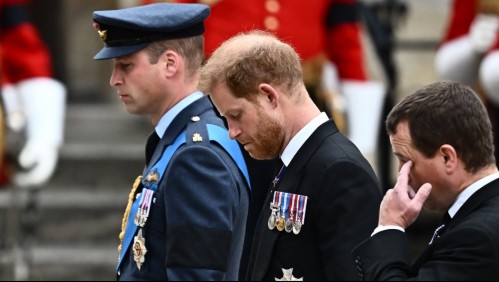 Durante la procesión del féretro: Al príncipe Harry le prohibieron 'saludar' el ataúd de la reina Isabel II