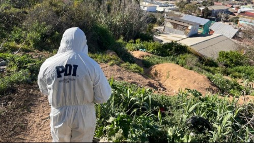 Hombre es asesinado mientras compartía con su pareja en un sitio eriazo: Su vecino lo habría apuñalado por la espalda