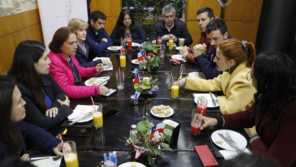 Alcaldes de Santiago se reunieron para impulsar nuevo proceso constituyente Alcaldes de Santiago se reunieron para impulsar nuevo proceso constituyente