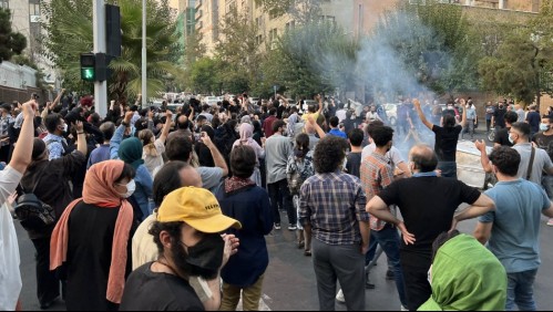 Tres fallecidos dejan protestas en Irán por muerte de joven detenida por llevar mal el velo