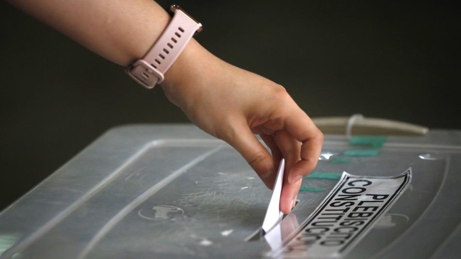 Evalúan repetir plebiscito de entrada que defina si la ciudadanía quiere o no una nueva Constitución Evalúan repetir plebiscito de entrada que defina si la ciudadanía quiere o no una nueva Constitución