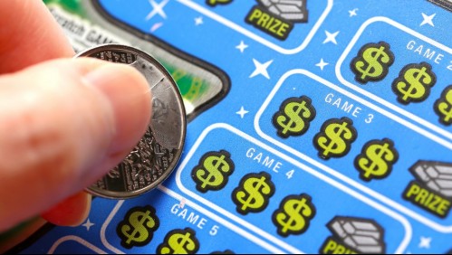 Hombre salió a comprar cigarrillos y terminó ganando medio millón de dólares en la lotería