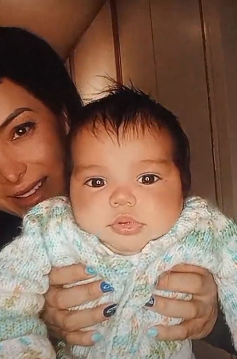 Mariela Montero sosteniendo a su bebé Lautaro