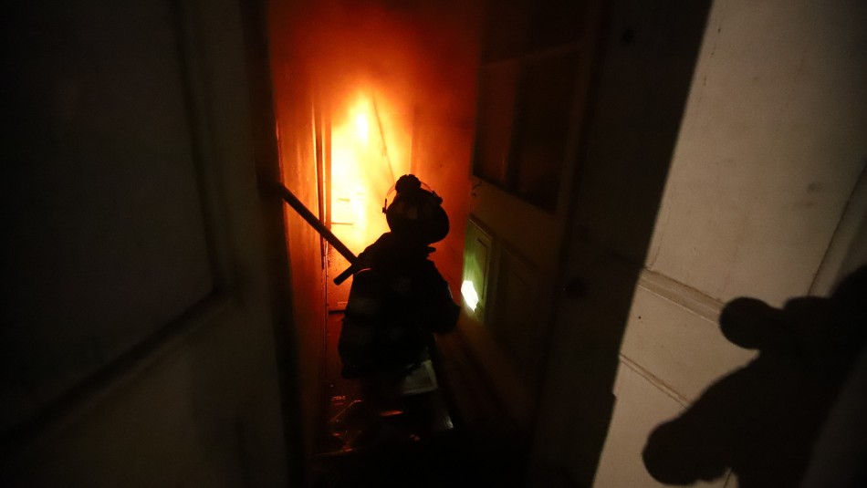 Voraz incendio en Iquique destruye siete casas: 26 personas resultaron damnificadas
