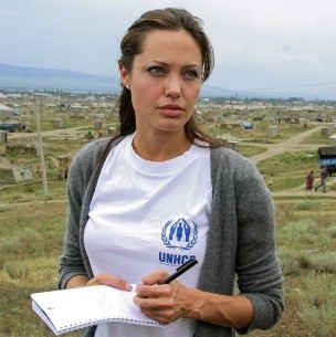 Utilizó un velo negro: Angelina Jolie visita Pakistán y se conmueve con víctimas de inundaciones Utilizó un velo negro: Angelina Jolie visita Pakistán y se conmueve con víctimas de inundaciones