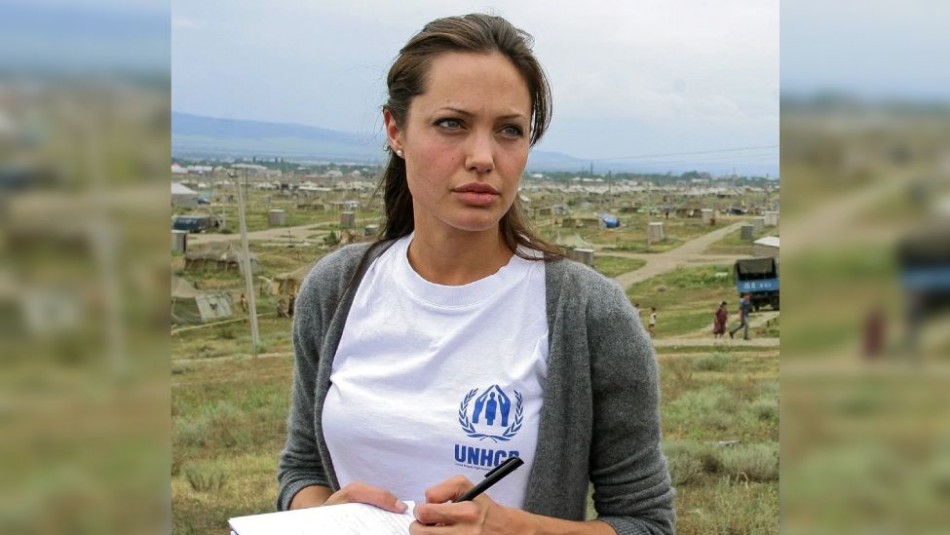 Utilizó un velo negro: Angelina Jolie visita Pakistán y se conmueve con víctimas de inundaciones