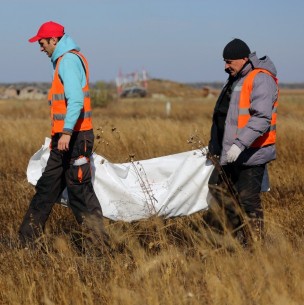 Ucrania asegura que exhumaron 447 cuerpos y que 30 de ellos tenían Ucrania asegura que exhumaron 447 cuerpos y que 30 de ellos tenían