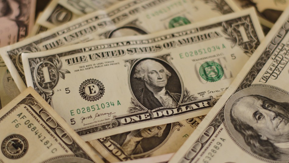 Dólar sube y alcanza los $970: Este es su mayor precio desde mediados de julio