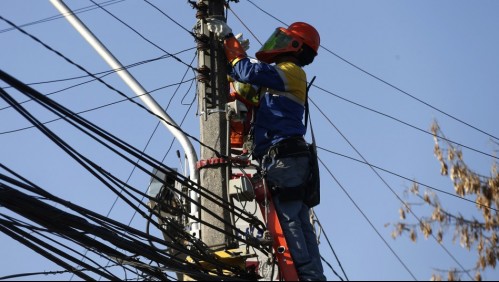 Lluvia en Santiago: Activan plan preventivo por posibles cortes de luz en la capital