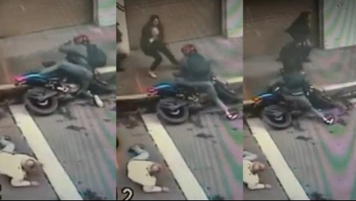 Mujeres golpean a ladrón que escapaba en moto y arrolló a un abuelito: vecinos quemaron el vehículo