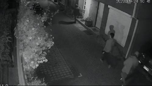 Se llevaron dos autos: Grupo de delincuentes asaltan condominio en Ñuñoa