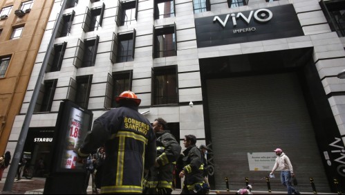 Incendio se registra en Mall Vivo Imperio en pleno Centro de Santiago