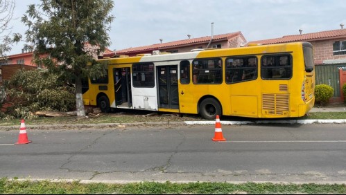 Bus del Transantiago pierde el control e ingresa al patio de una casa en Puente Alto