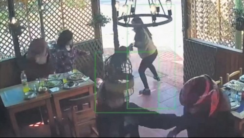 Motochorros asaltaron restaurante y vecinos les realizaron 'encerrona' para detenerlos